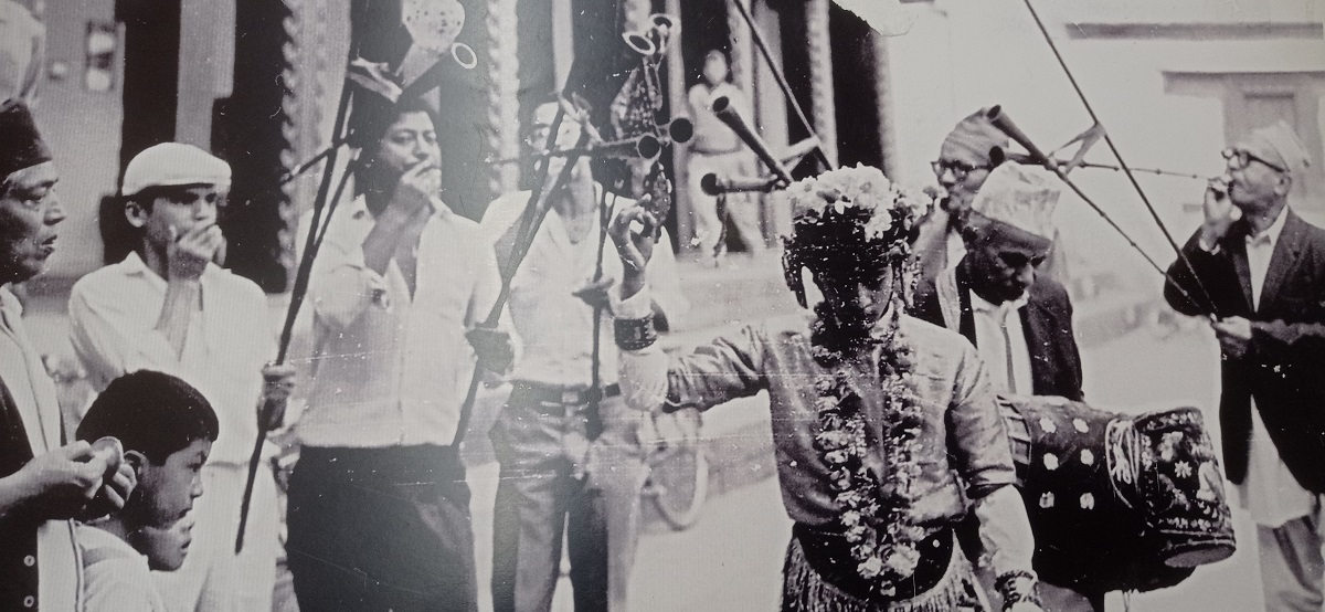 दबलकाजी तुलाधरभन्दा अगाडि नै कुमार बनेका बालक। तस्बिर सौजन्यः दबलकाजी तुलाधर